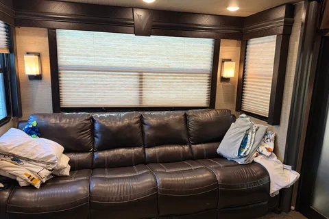 Stephan's Dutchmen Voltage 3605 Toy Hauler