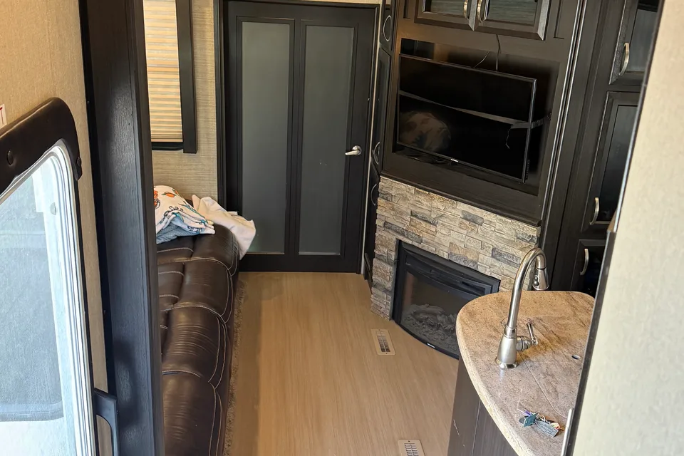 Stephan's Dutchmen Voltage 3605 Toy Hauler