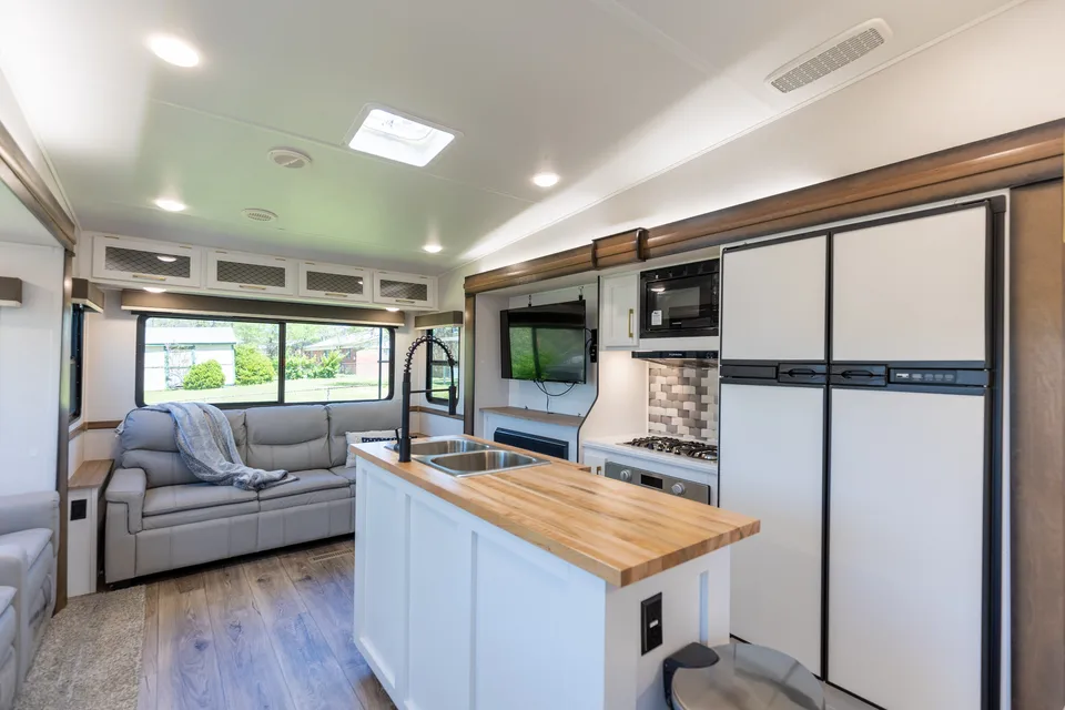 NEW & Fully Stocked Crusader! Spacious 3 Bed Bunkhouse, Sleeps 7, Family Friendly. 