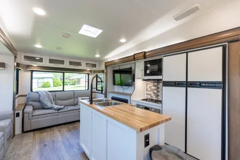 NEW & Fully Stocked Crusader! Spacious 3 Bed Bunkhouse, Sleeps 7, Family Friendly. 