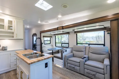 NEW & Fully Stocked Crusader! Spacious 3 Bed Bunkhouse, Sleeps 7, Family Friendly. 