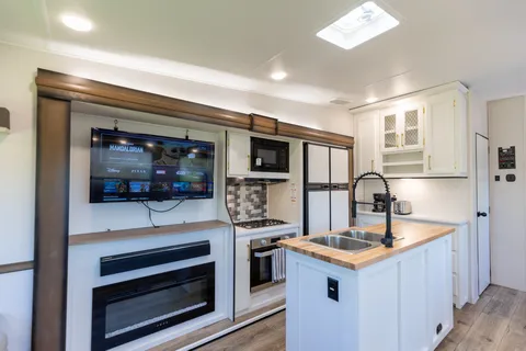 NEW & Fully Stocked Crusader! Spacious 3 Bed Bunkhouse, Sleeps 7, Family Friendly. 