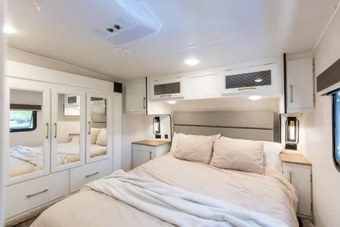NEW & Fully Stocked Crusader! Spacious 3 Bed Bunkhouse, Sleeps 7, Family Friendly. 