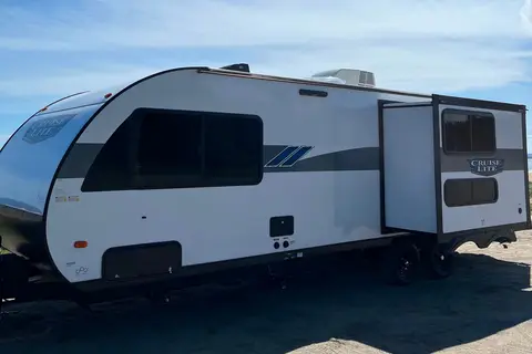 Roulotte au design unique, ultra fenestrée