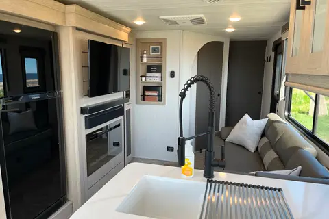 Roulotte au design unique, ultra fenestrée
