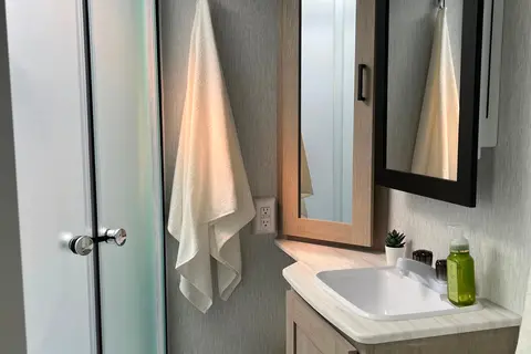 Roulotte au design unique, ultra fenestrée