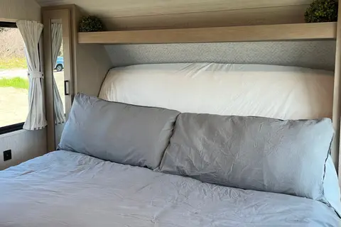 Roulotte au design unique, ultra fenestrée