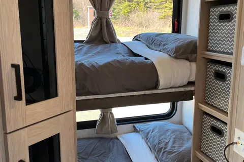 Roulotte au design unique, ultra fenestrée
