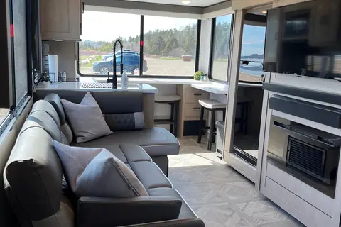 Roulotte au design unique, ultra fenestrée