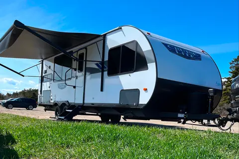 Roulotte au design unique, ultra fenestrée