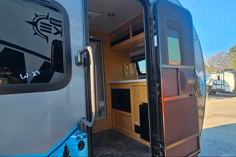 Clayton's Modern Buggy BB12 Travel Trailer