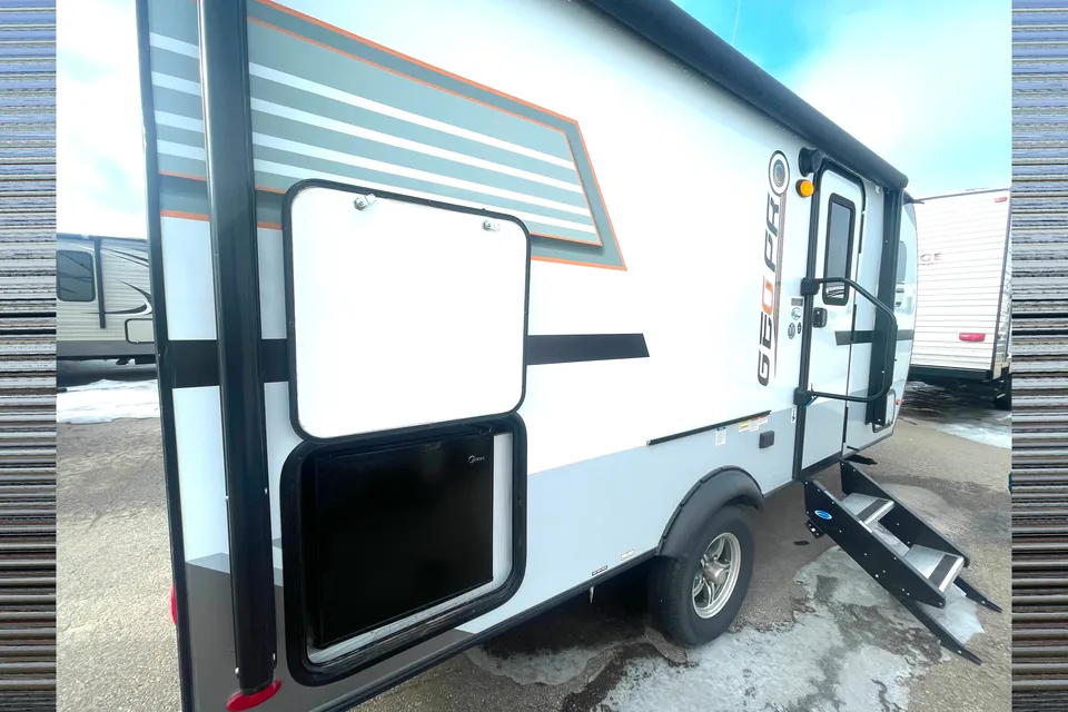 Julia's GeoPro 16BH SUV Towable