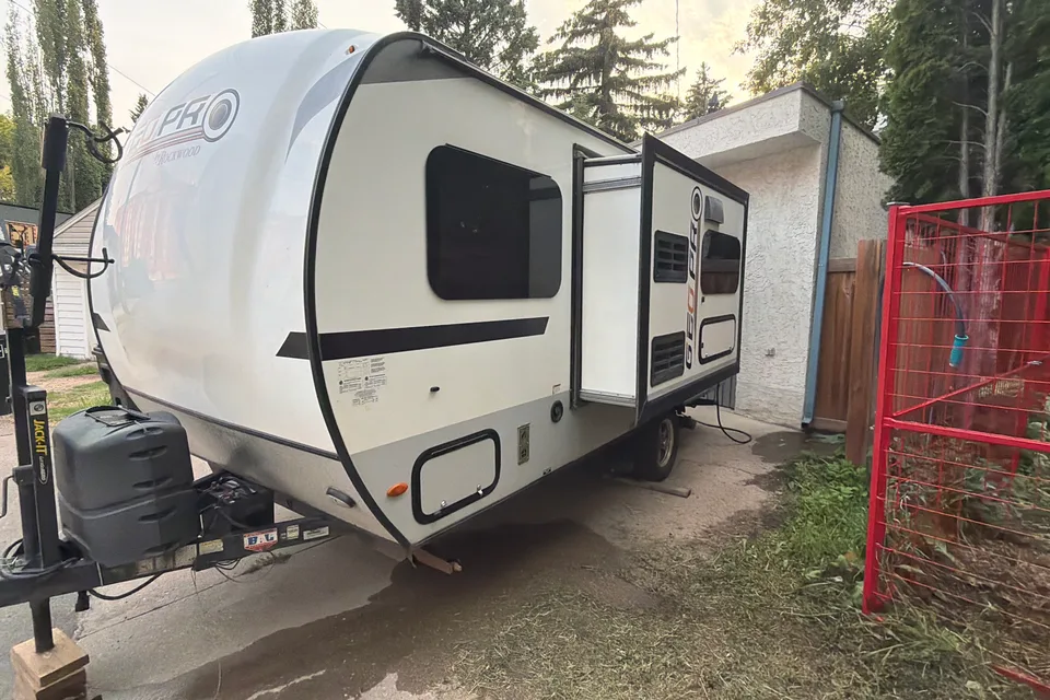 Julia's GeoPro 16BH SUV Towable