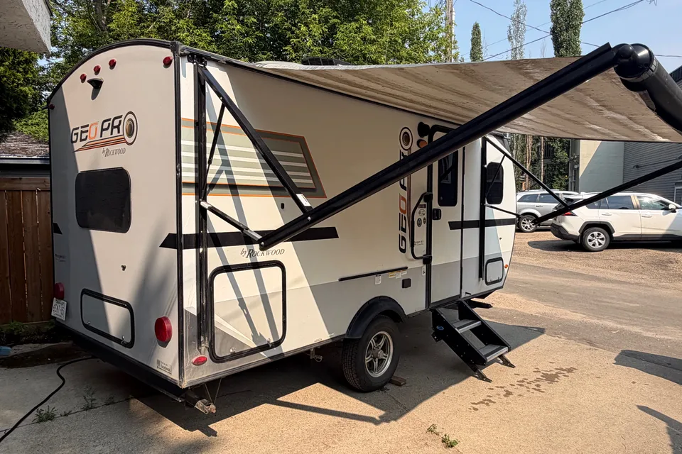 Julia's GeoPro 16BH SUV Towable