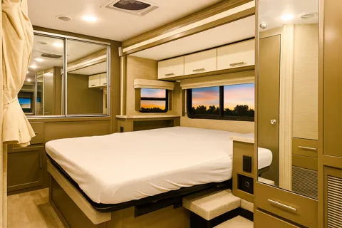✨ Taffy Vegas ✨ Sleek Capsule Coach – Slide-out, Sleeps 5, Easy Drive