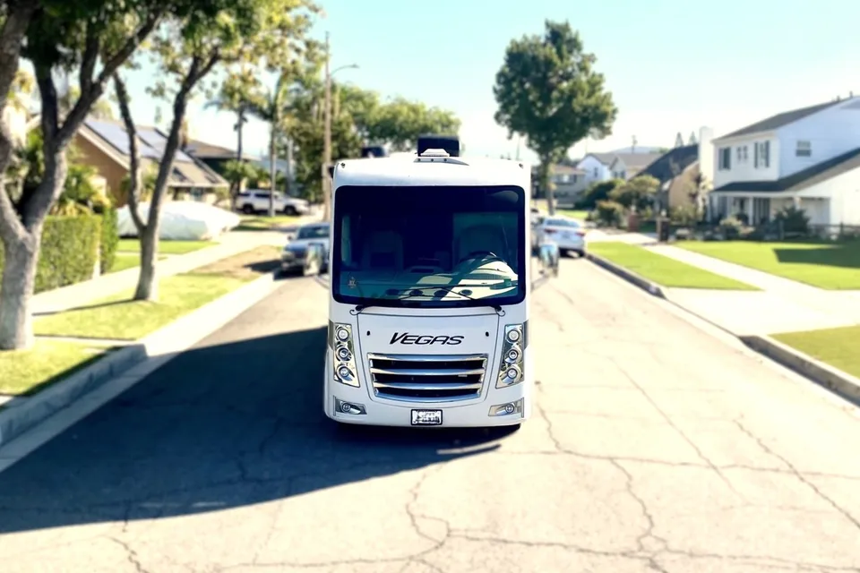 ✨ Taffy Vegas ✨ Sleek Capsule Coach – Slide-out, Sleeps 5, Easy Drive