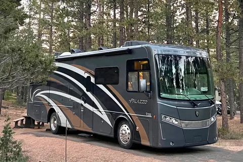 ROADTRIP EXTRAORDINAIRE Class A Diesel Pusher SLEEPS 10