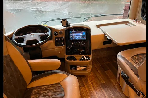 ROADTRIP EXTRAORDINAIRE Class A Diesel Pusher SLEEPS 10