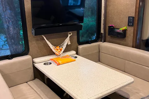 ROADTRIP EXTRAORDINAIRE Class A Diesel Pusher SLEEPS 10