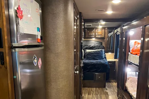 ROADTRIP EXTRAORDINAIRE Class A Diesel Pusher SLEEPS 10