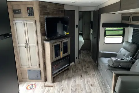 SPORTTREK w/ Private Queen Master, Residential Kitchen & Solar