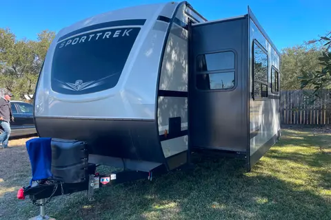 SPORTTREK w/ Private Queen Master, Residential Kitchen & Solar