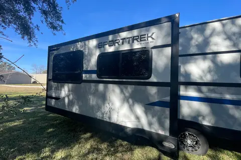 SPORTTREK w/ Private Queen Master, Residential Kitchen & Solar