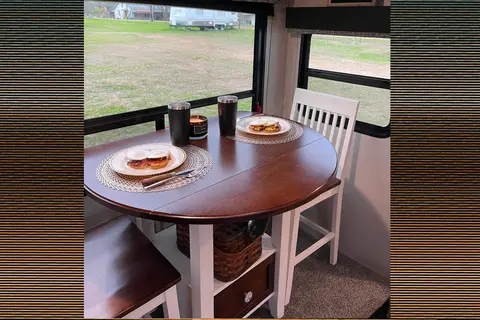 SPORTTREK w/ Private Queen Master, Residential Kitchen & Solar