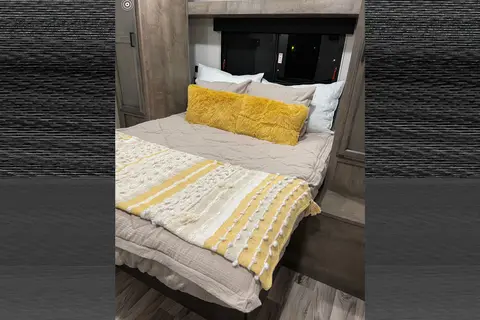 SPORTTREK w/ Private Queen Master, Residential Kitchen & Solar