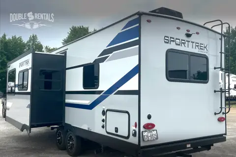 SPORTTREK w/ Private Queen Master, Residential Kitchen & Solar