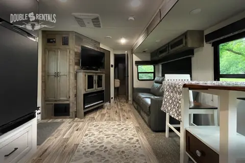 SPORTTREK w/ Private Queen Master, Residential Kitchen & Solar