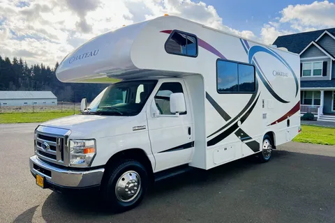 Ovi's Thor Motor Coach Chateau 22E  