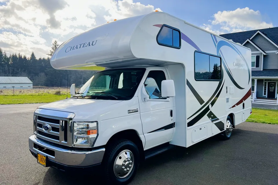 Ovi's Thor Motor Coach Chateau 22E  