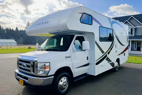 Ovi's Thor Motor Coach Chateau 22E  