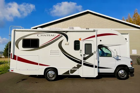 Ovi's Thor Motor Coach Chateau 22E  
