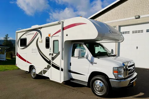 Ovi's Thor Motor Coach Chateau 22E  