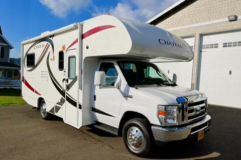 Ovi's Thor Motor Coach Chateau 22E  