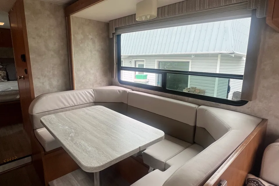 Lovely's Winnebago Minniewinnie Class C