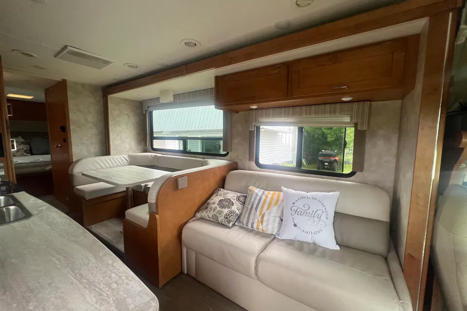 Lovely's Winnebago Minniewinnie Class C