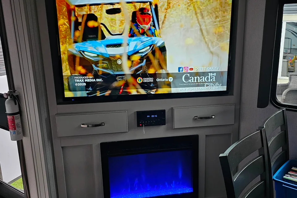 William 's Keystone Cougar 27SGS Fifth Wheel