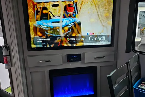 William 's Keystone Cougar 27SGS Fifth Wheel