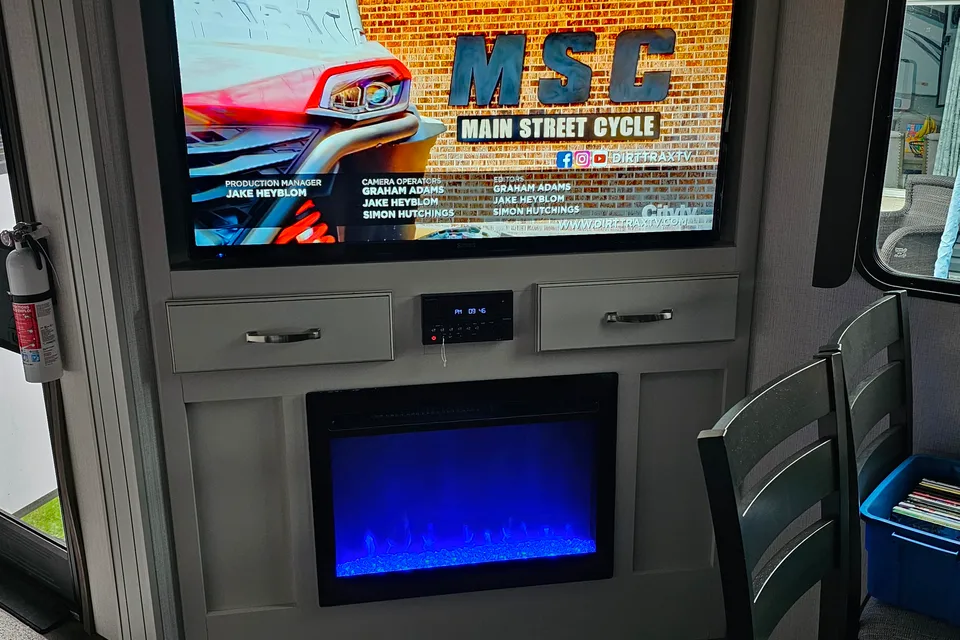 William 's Keystone Cougar 27SGS Fifth Wheel