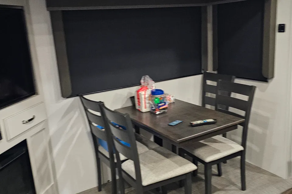 William 's Keystone Cougar 27SGS Fifth Wheel