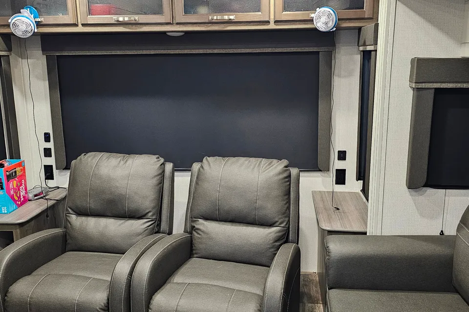 William 's Keystone Cougar 27SGS Fifth Wheel