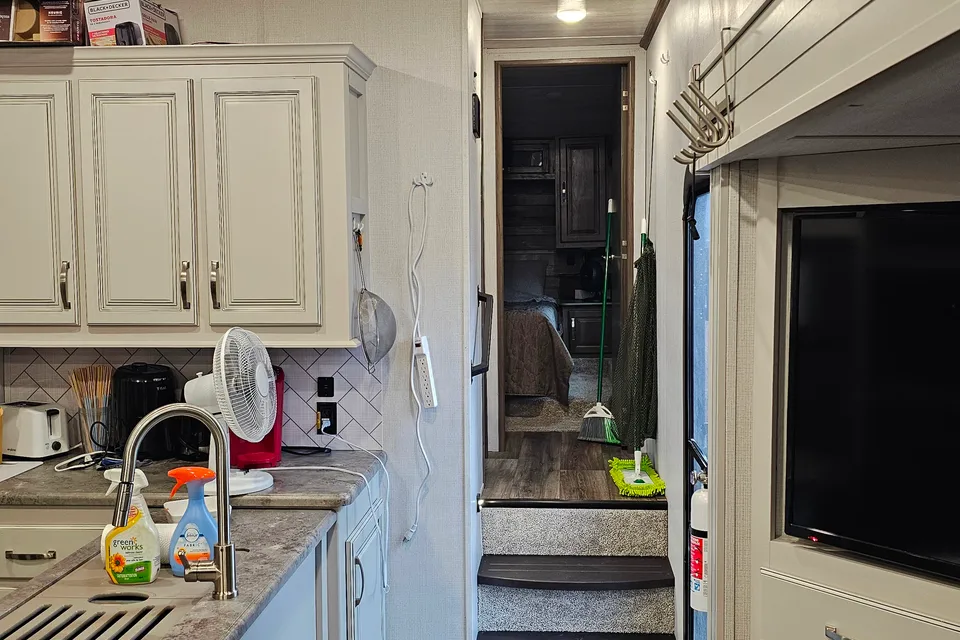 William 's Keystone Cougar 27SGS Fifth Wheel