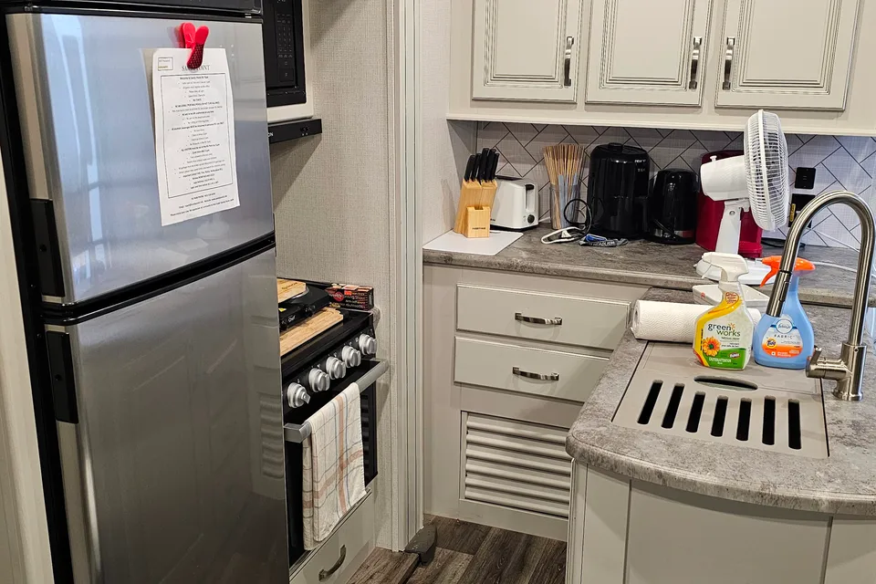 William 's Keystone Cougar 27SGS Fifth Wheel