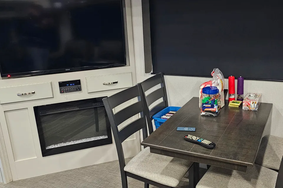 William 's Keystone Cougar 27SGS Fifth Wheel