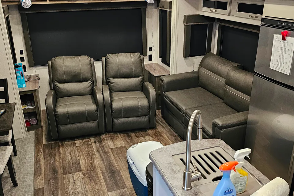 William 's Keystone Cougar 27SGS Fifth Wheel