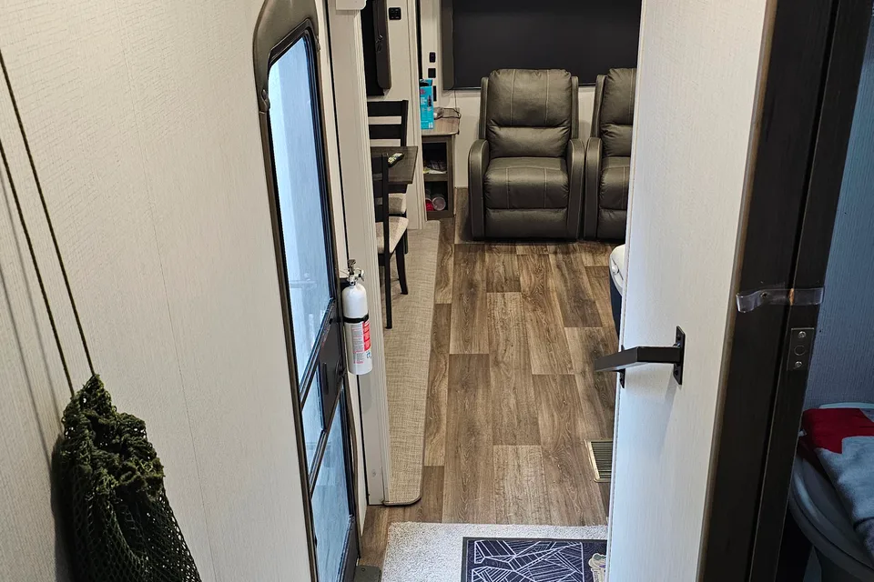 William 's Keystone Cougar 27SGS Fifth Wheel