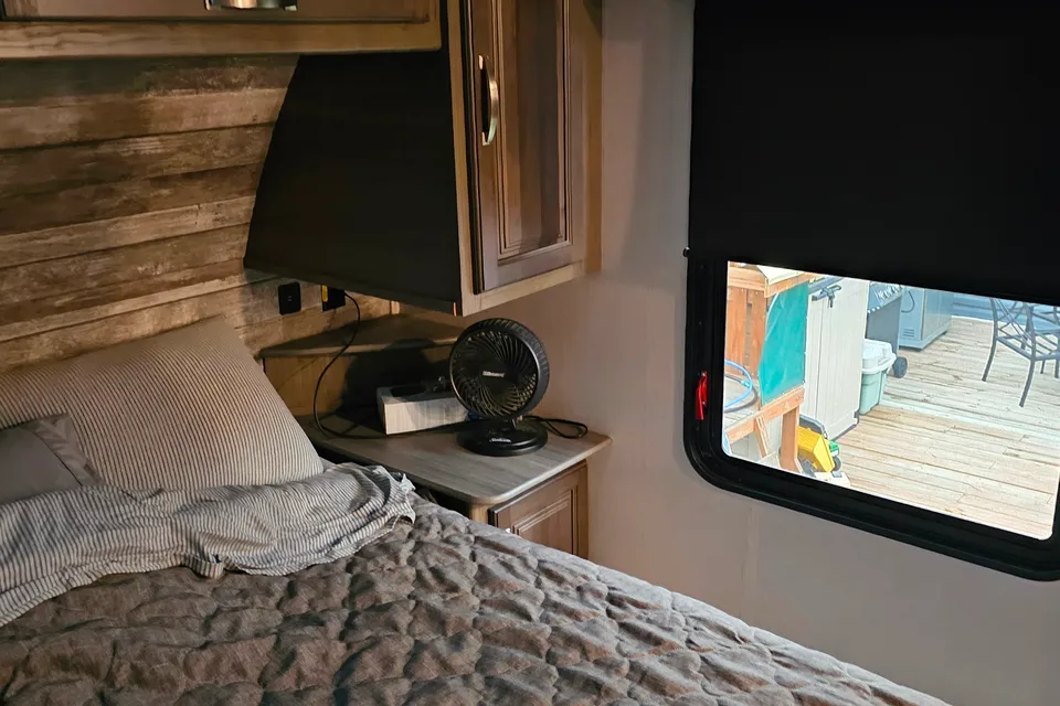William 's Keystone Cougar 27SGS Fifth Wheel